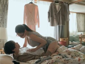 Mẹ kế lén vào phòng con trai, cưỡi cu to của anh khiến nước dâm phun tung tó